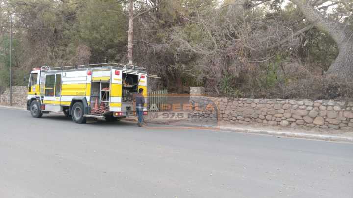 Incendio en ingreso a Andalgalá: bomberos controlaron el fuego en una propiedad privada
