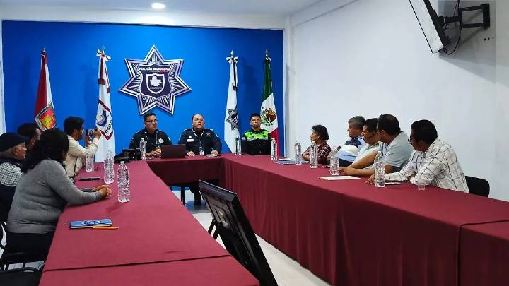 Acuerdan transportistas y policía de Chiautempan modificar rutas por cierre de vialidades