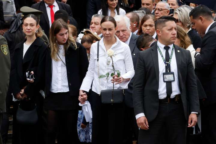 La viuda de Uribe Turbay se solidariza con familias de policías asesinados en atentados