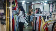 Bajó el precio de varios alimentos además de la indumentaria, según el INDEC