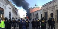 Violento desalojo en Arequipa: PNP se enfrentó con bombas lacrimógenas a extranjeros que se atrincheraron dentro de casona