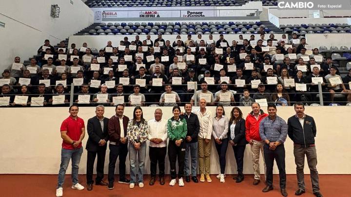 Chelís y La Bonita entregan diplomas a 125 entrenadores de academias del Club Puebla