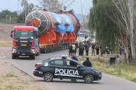 Estudian la resistencia de un puente. Mendoza: se paralizó el traslado de un gigantesco reactor de YPF de 456 toneladas