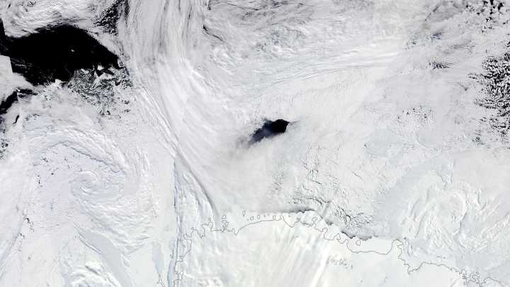 Un estudio resuelve el enigma del famoso "agujero negro" hallado por la NASA en la Antártida hace casi una década