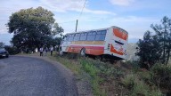 Autobús se queda sin frenos rumbo a Tehuacán; montículo impide caída a barranco