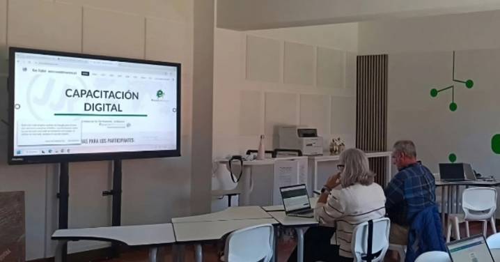 Los Centros de Capacitación Digital han formado a casi 1.200 personas en Granada durante este curso