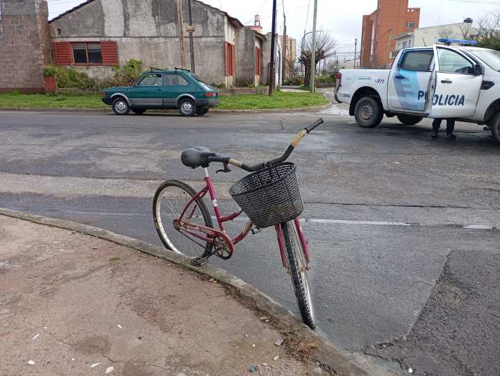 Una ciclista herida tras la colisión con un auto