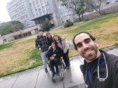 Video: el emotivo reencuentro de un paciente oncológico con su familia y su mascota, en los jardines del Hospital Central