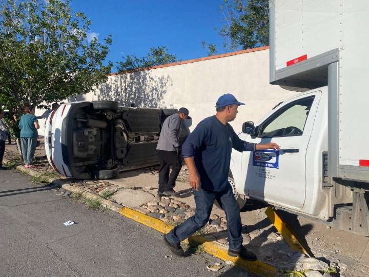 Choque-Volcadura deja un lesionado leve