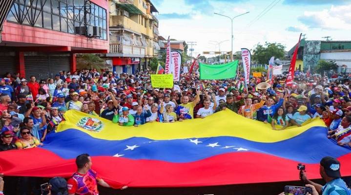 Maduro: Pueblo de Simón Bolívar y Chávez está de pie en lucha y venciendo