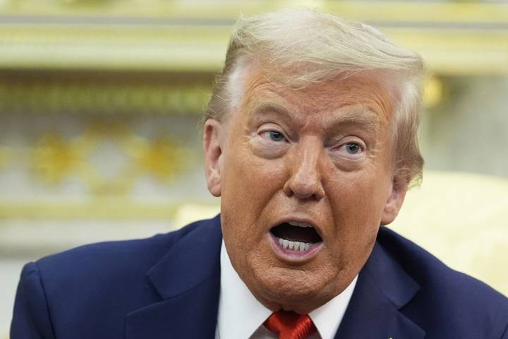 Trump sugiere revocar las licencias de las televisoras NBC y ABC