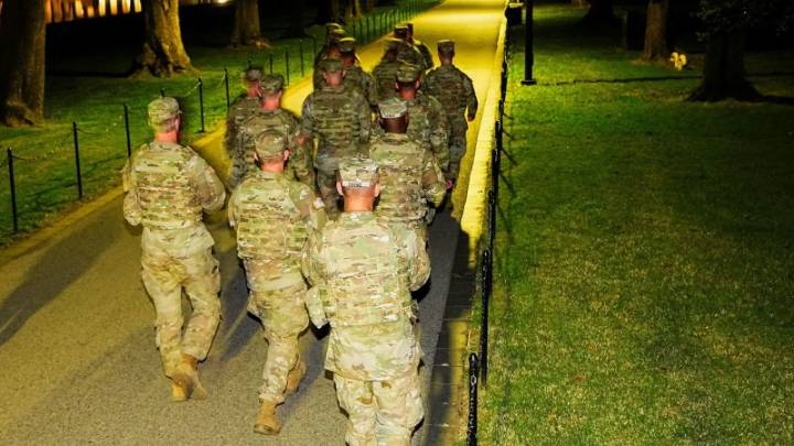 Trump firma un decreto para establecer unidades "especializadas" de la Guardia Nacional que aborden el crimen en las ciudades