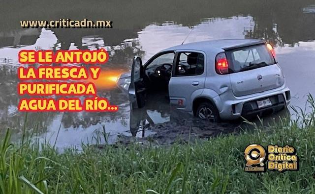 De seguro andaba crudo… Sedán bajo a tomar agua del Mololoa