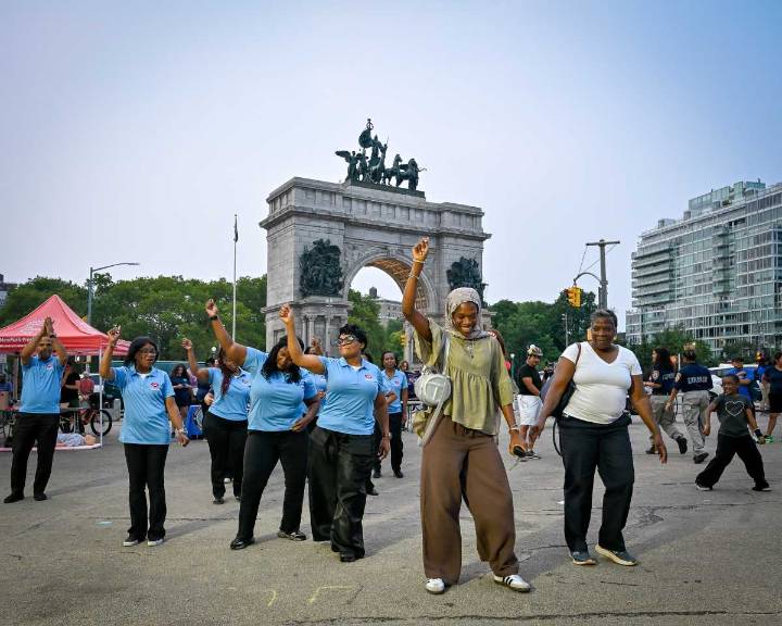 Brooklynites and pols build bonds with NYPD at National Night Out • Brooklyn Paper