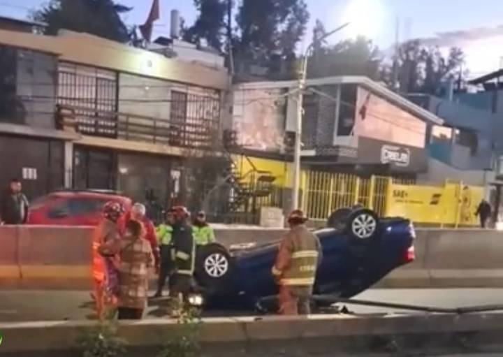 Vehículo se vuelva y deja dos personas heridas en la avenida Venezuela