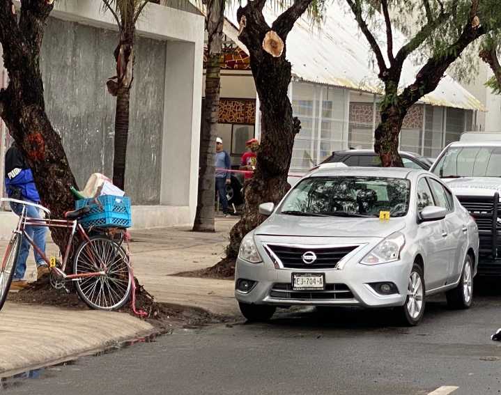 Hombre abre la puerta de su coche y ciclista muere al estrellarse con ella en Jesús María, Aguascalientes