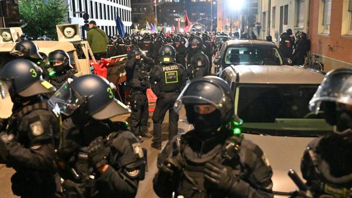 Al menos 150 heridos en disturbios entre manifestantes pacifistas y policías en Colonia (Alemania)