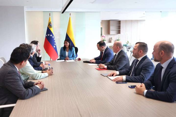 Venezuela y Colombia revisan venta de Monómeros