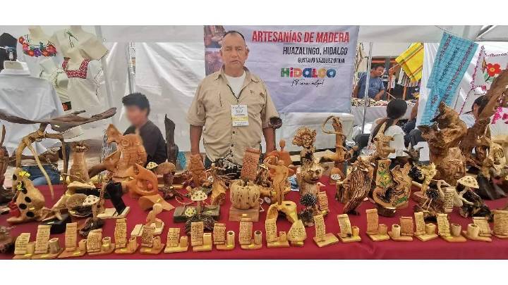 Artesano crea figuras de madera con material reciclado