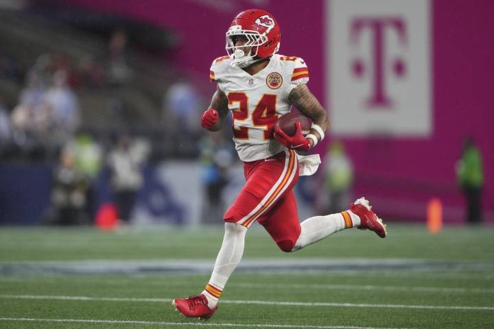 49ers trade for Chiefs receiver Skyy Moore, AP source says