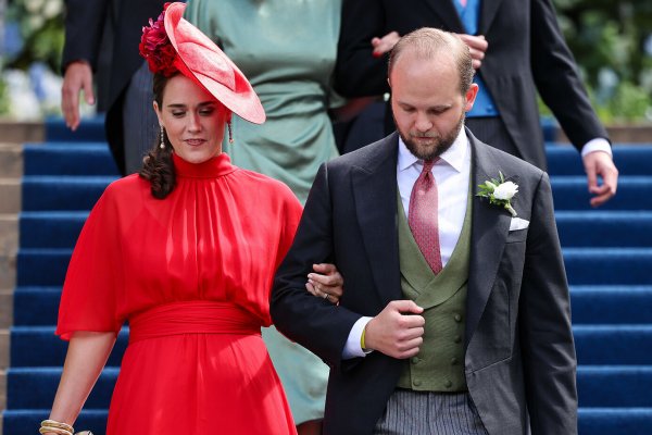 Nuestra invitada favorita en la boda de la princesa María Carolina de Liechtenstein lleva un elegante vestido midi y un tocado de marca española