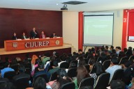 Docente de la UCSP habló sobre ámbitos de competencia de los poderes Ejecutivo y Judicial a estudiantes de Derecho: UATx