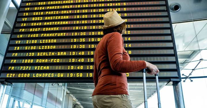 Airline disruption update after hundreds of flights cancelled