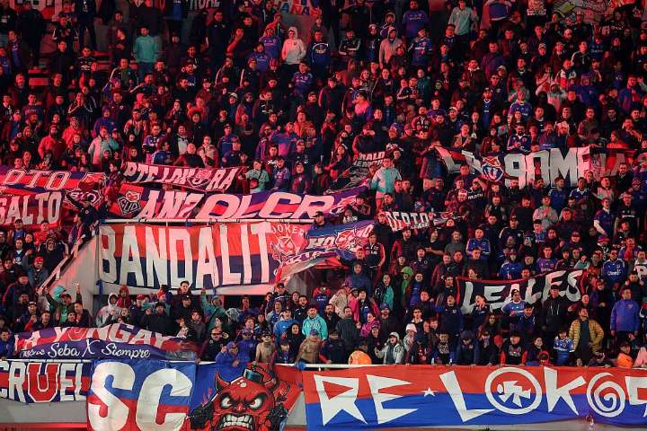 ¡Se volvieron locos! Hinchas de la U lanzan bomba de estruendo a los fanáticos de Independiente