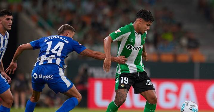 El Betis de Pellegrini vence al Alavés y suma su primer triunfo en LaLiga