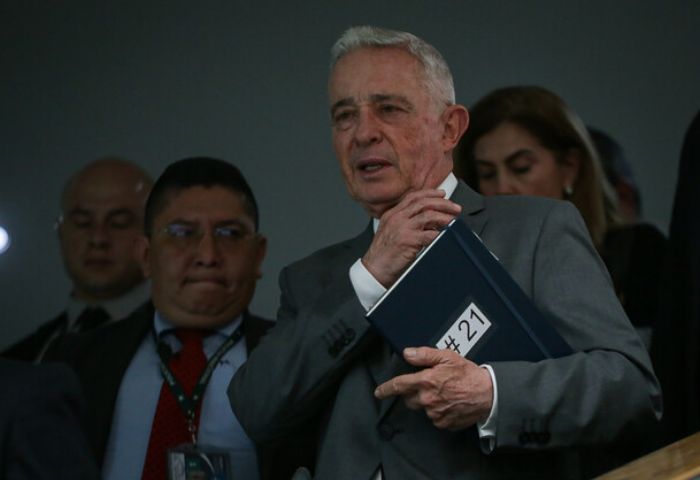 Expresidente Uribe reitera que en su caso hubo «falsedades notorias»