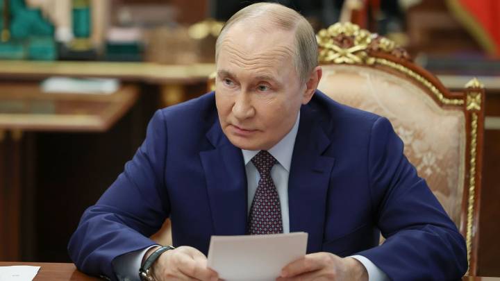 Putin afianza posiciones antes de su cara a cara con Trump en Alaska