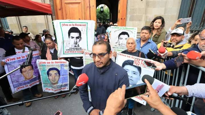 Renuncia Vidulfo Rosales como abogado de las familias de los 43 normalistas de Ayotzinapa