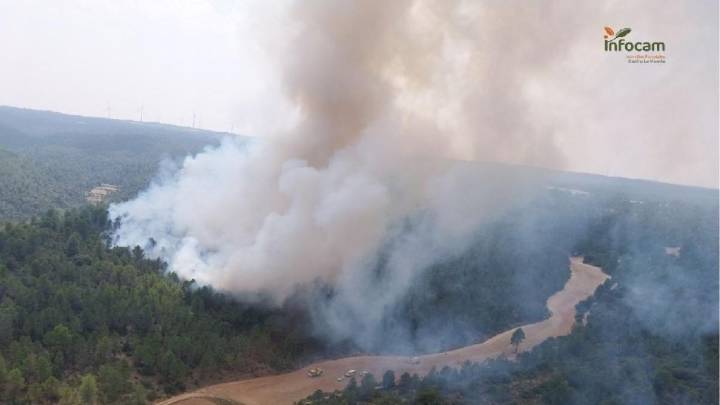 Un incendio en Enguídanos (Cuenca) afecta al paraje del Valle del Cabriel