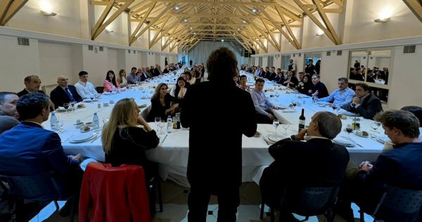 Detalles íntimos de la avant premiere de Francella en Olivos, celos y Presupuesto 2026