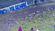 Hinchas de Millonarios se hicieron sentir ante el pésimo momento del equipo: pancartas, insultos y zapatos desde la tribuna, juego suspendido