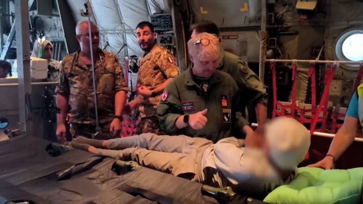 Evacúan a 31 niños de Gaza con sus familias para recibir tratamiento médico en Italia