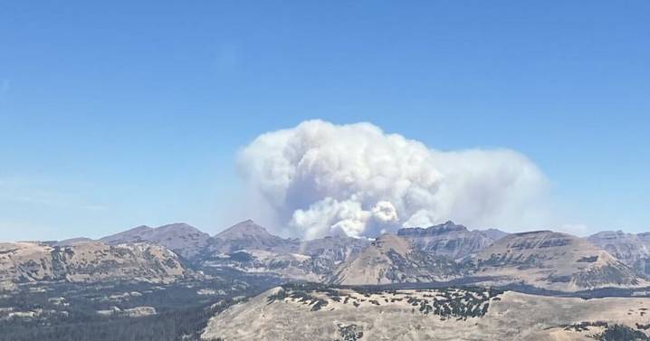 Fast-growing fire threatening structures near Mirror Lake Highway in Summit County