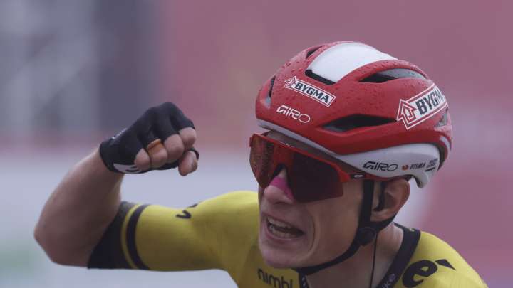Vingegaard arranca la Vuelta con victoria y liderato tras caerse
