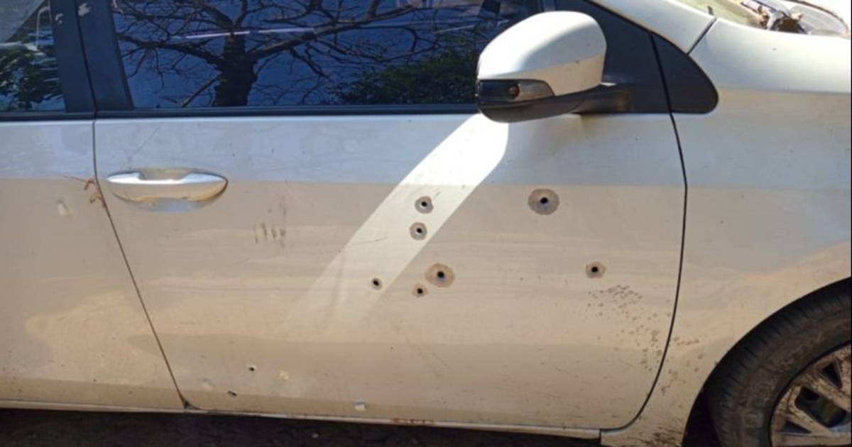Un hombre sacó un arma y disparó contra un vehículo: dos personas resultaron heridas