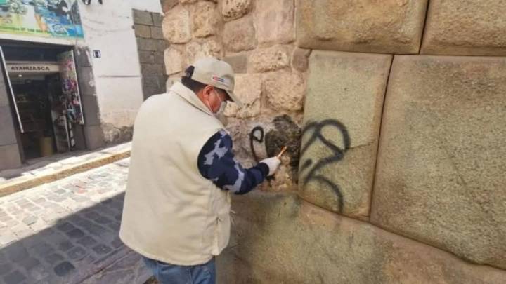 Cusco: Detienen a mujer que fue captada pintando grafitis en un muro inca
