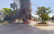 Autobús urbano se incendia en la colonia Obrera; pérdidas totales