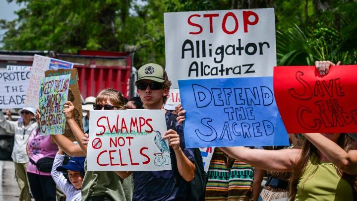 Una jueza federal ordena el cierre y desmantelamiento parcial del centro de detención ‘Alligator Alcatraz’ por daños ambientales