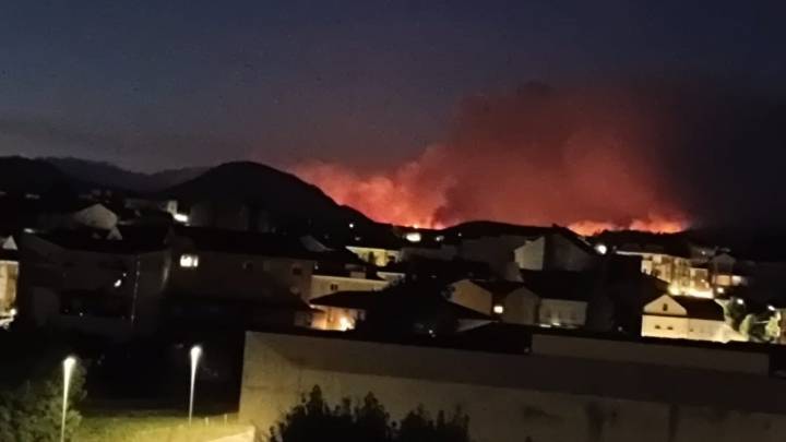 El incontrolable incendio de Anllares fuerza el desalojo del Valle de Fornela mientras otros focos en León dan tregua