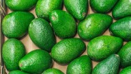 Policía de California busca víctimas de fraude millonario con aguacates