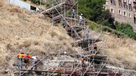 Un impresionante andamio 'colgado' en la muralla de Albarracín sorprende a los turistas que veranean en Teruel