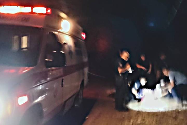 Hombre cae de 15 metros en El Triunfo; paramédicos lo trasladan al Hospital Salvatierra