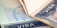 La ley explica si puede (o no) pedir dos visas de EE. UU. distintas en una sola cita