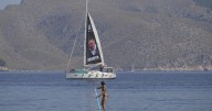 El velero de Hazte Oír navega por Mallorca con su lona de «Sánchez corrupto»