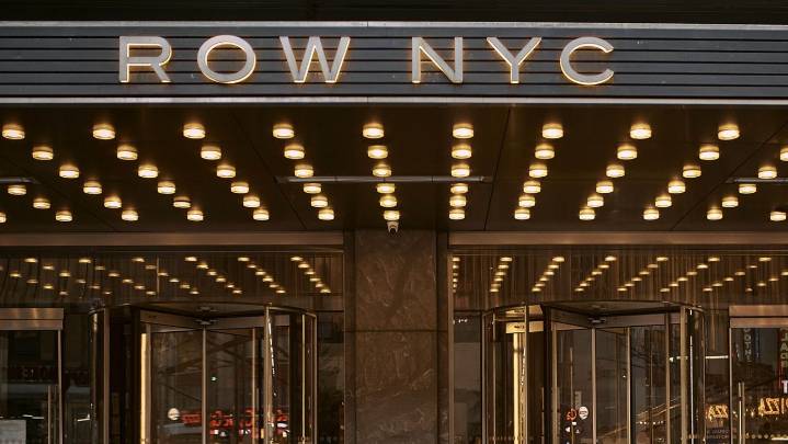 City to close final hotel shelter used to house migrants