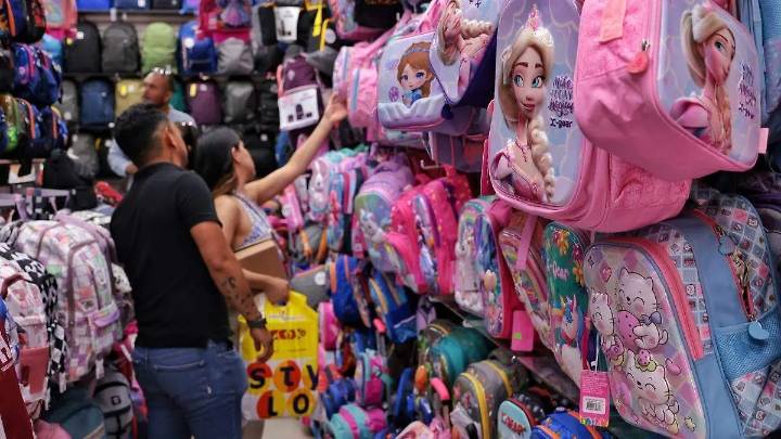 Regreso a clases en Pachuca: Padres realizan compras de última hora